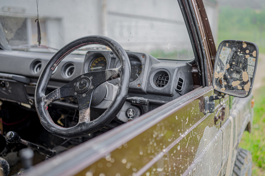 スズキ・ジムニー（SJ30）の運転席