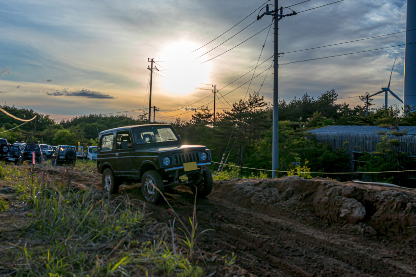 泥道を走るスズキ・ジムニー(SJ30)