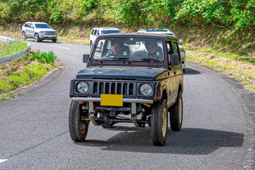 走るスズキ・ジムニー(SJ30)