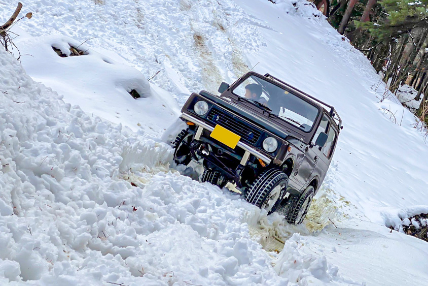 雪道を走るスズキ・ジムニー(SJ30)