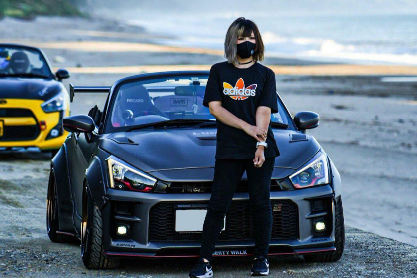 オープンにしたトヨタ・GRコペンとmizukiさん