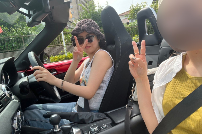 マツダ・NDロードスターの運転席に座るおかかさん