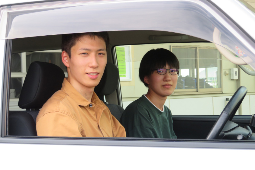 三菱・パジェロミニに乗る裕太さんと妹の実咲さん