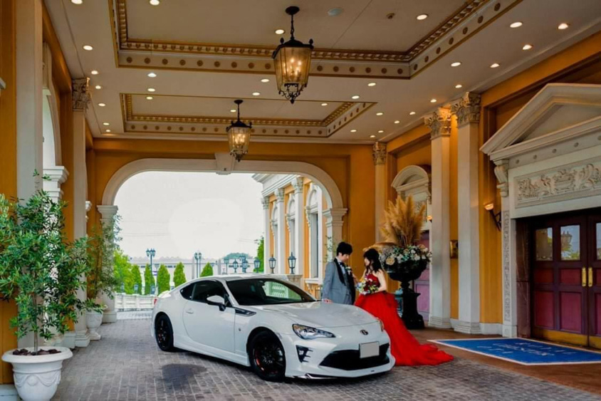 トヨタ・86と結婚式場で写真撮影