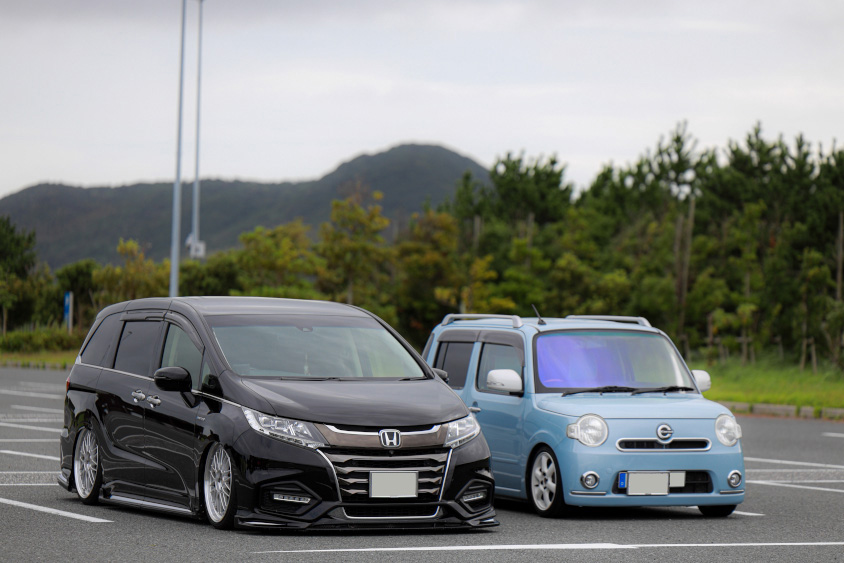 並んで撮影されるホンダ・オデッセイとダイハツ・ミラココア
