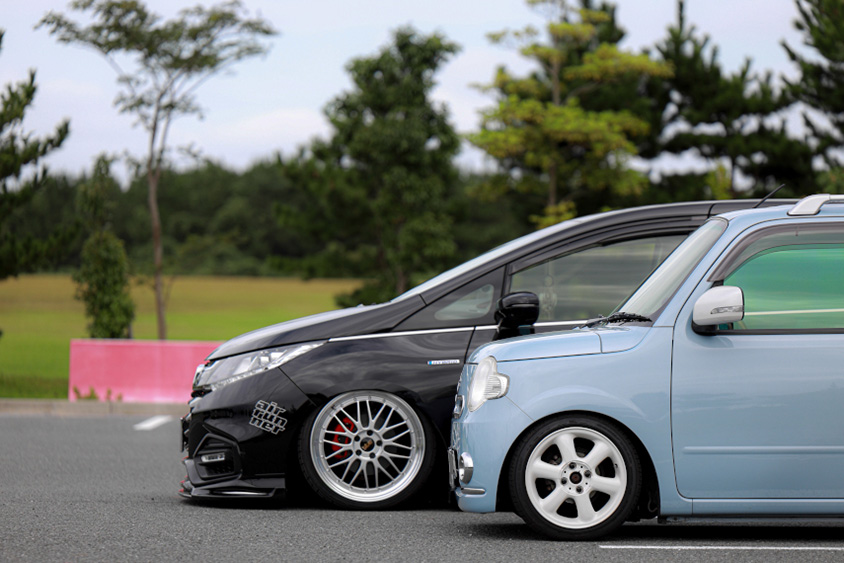 ホンダ・オデッセイとダイハツ・ミラココアのフロントサイドビュー