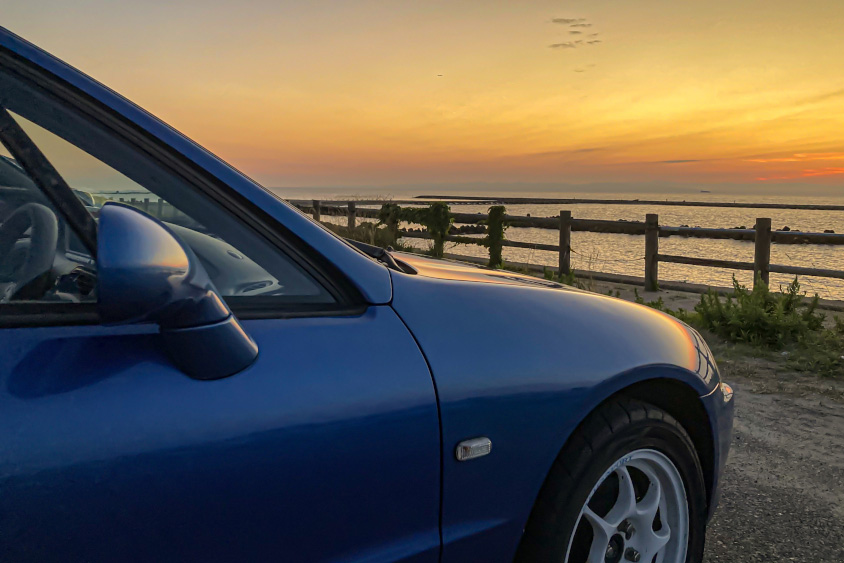 夕日にたたずむホンダ・CR-X デルソル