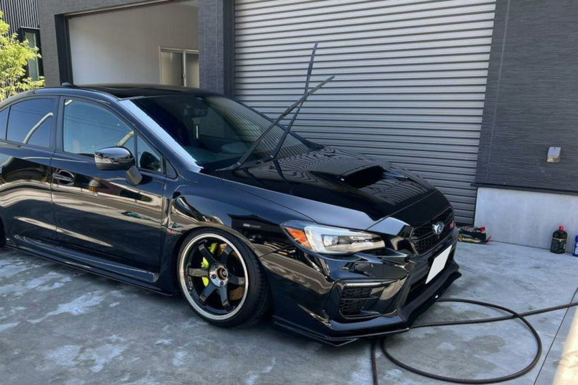 スバル・WRX（VAB）を洗車している様子