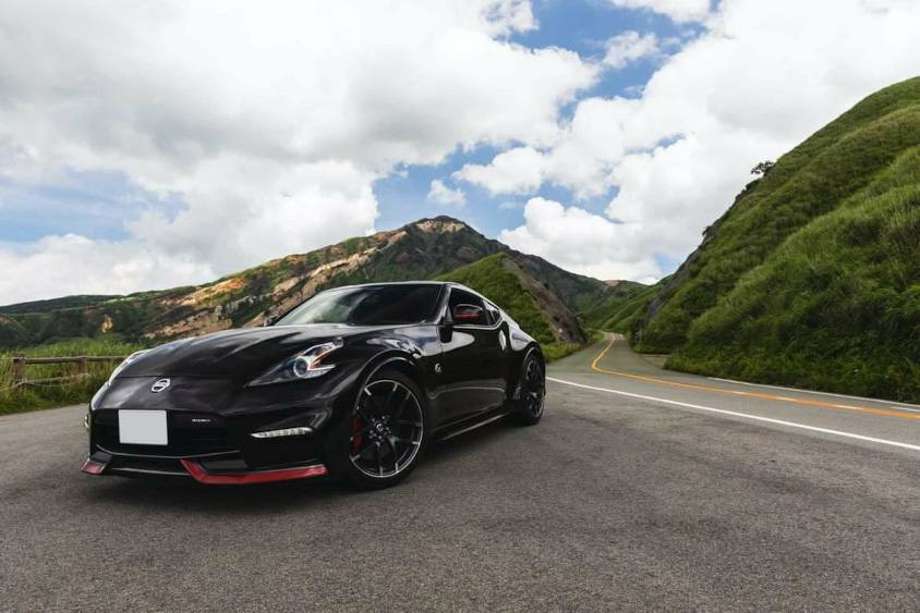 日産・フェアレディZ バージョンNISMOと阿蘇の山並み