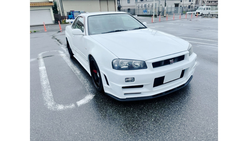 R34型スカイラインGT-Rの右フロントビュー