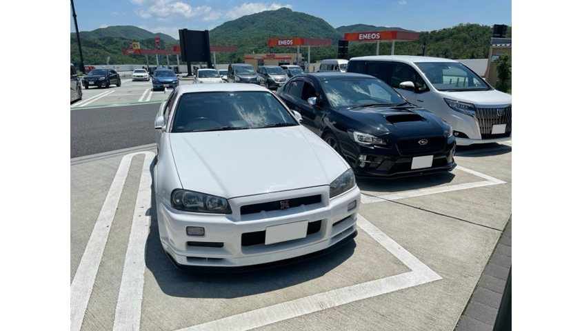 スバル・WRX S4とR34型スカイラインGT-Rのフロントビュー
