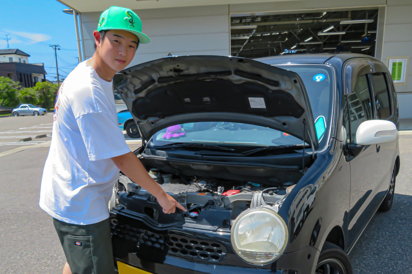 ダイハツ・ムーブラテを指さす小池さん