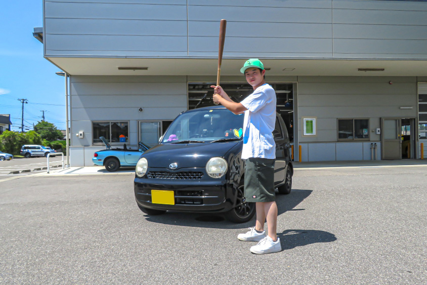 ダイハツ・ムーブラテとバットを構える小池さん