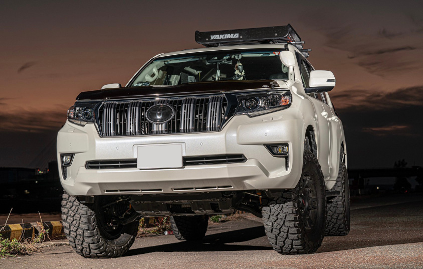 トヨタ・ランドクルーザープラドの夕方の写真