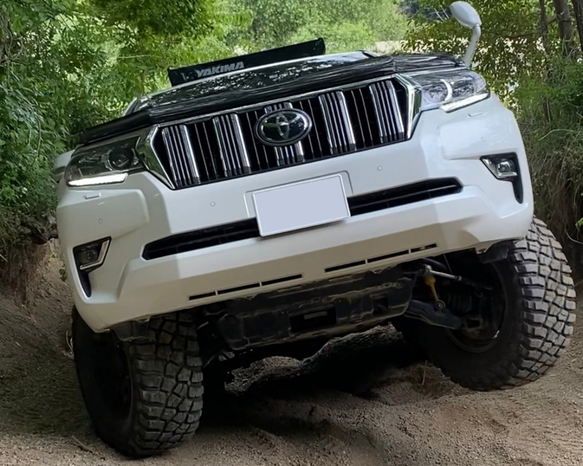 悪路を進むトヨタ・ランドクルーザープラド