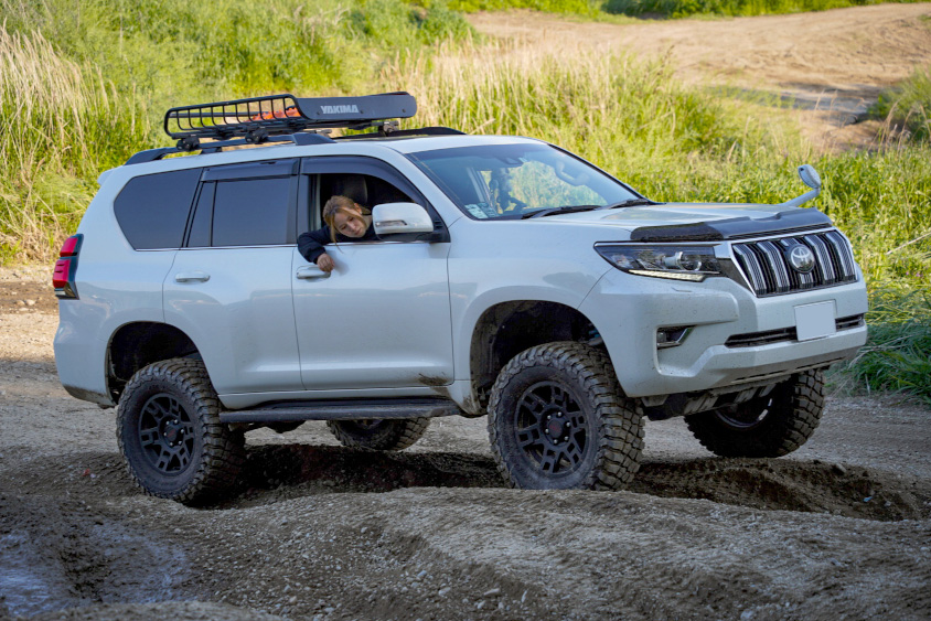 悪路を走るトヨタ・ランドクルーザープラドを運転するみさきさん