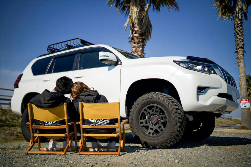 トヨタ・ランドクルーザープラドとみさきさんご夫婦