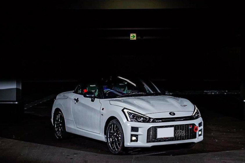 トヨタ・コペンGR SPORTの右フロントビュー