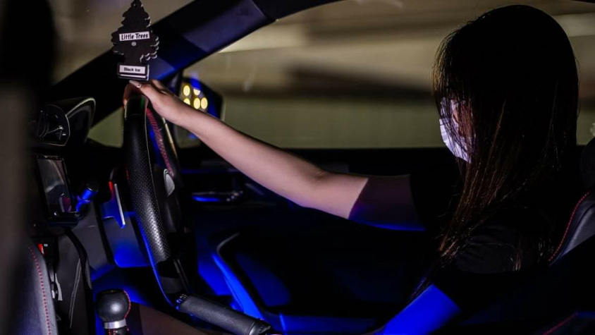 トヨタ・86の運転席に座るChinamiさん