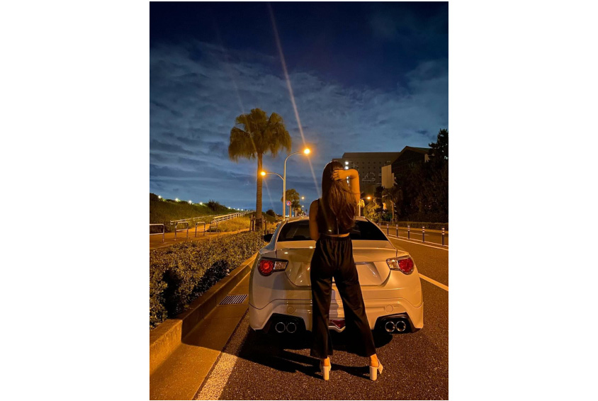 トヨタ・86とChinamiさんのバックショット