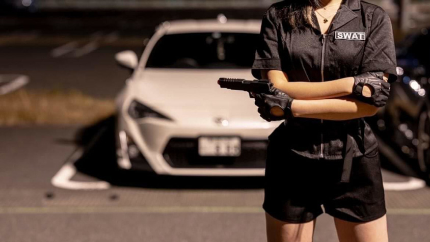 トヨタ・86と個性的な衣装のChinamiさん