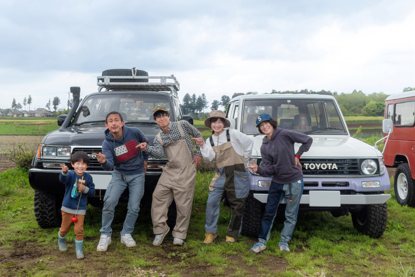 トヨタ・ランドクルーザー80とプラド71の前でポーズをとるランクル仲間
