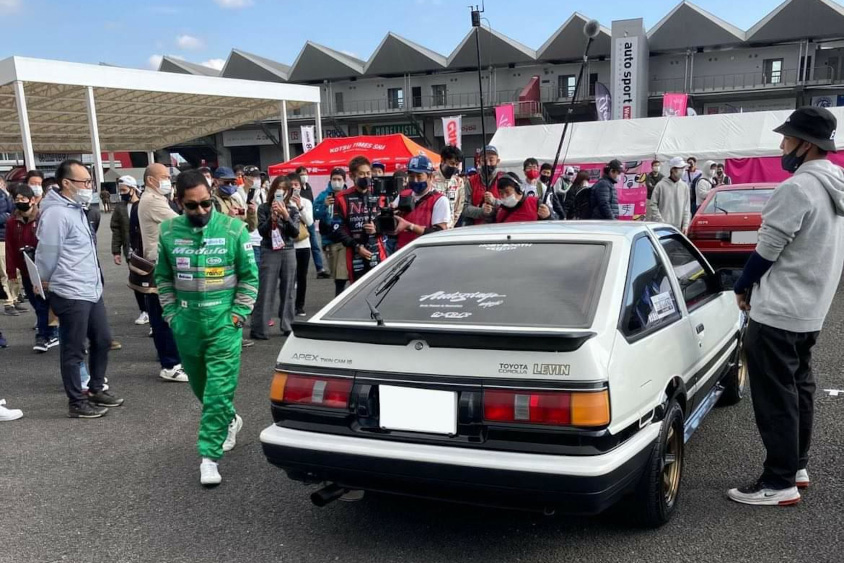 トヨタ・カローラレビン（AE86型）を土屋圭市さんに見てもらうキカさん