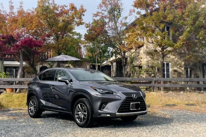 レクサス・NX300hの右フロントビュー