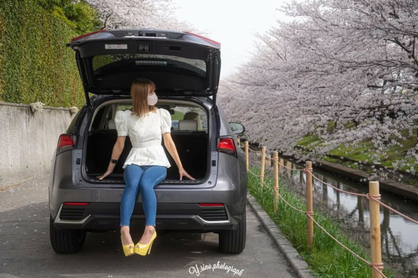 レクサス・NX300hのラゲージに座るmonさん