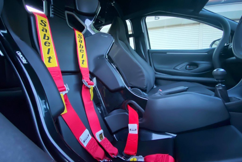 トヨタ・ヤリスカップカーのバケットシートと6点式シートベルト