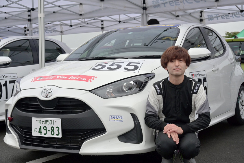 トヨタ・ヤリスカップカーの前に座るありマさん
