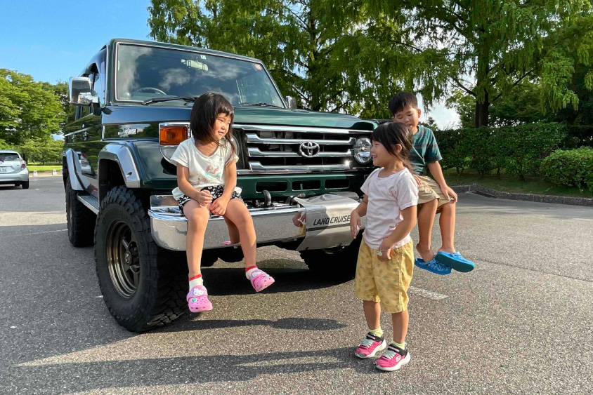 トヨタ・ランドクルーザー（70型）とNakamuraさんのお子さん