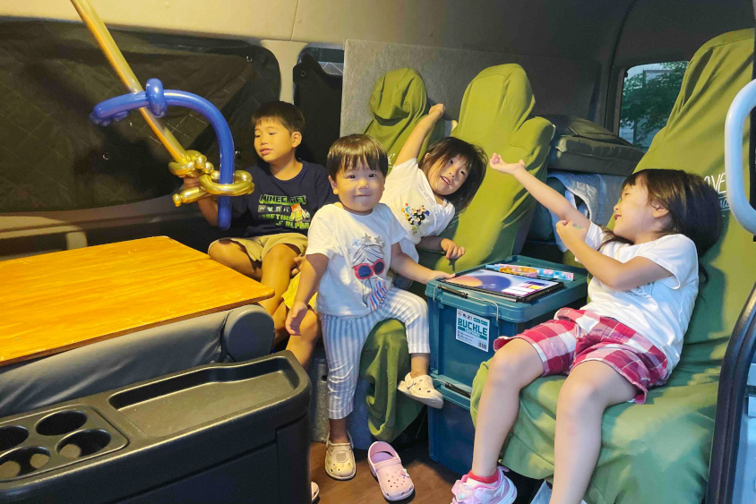 トヨタ・ハイエースの車内で遊ぶ子供たち