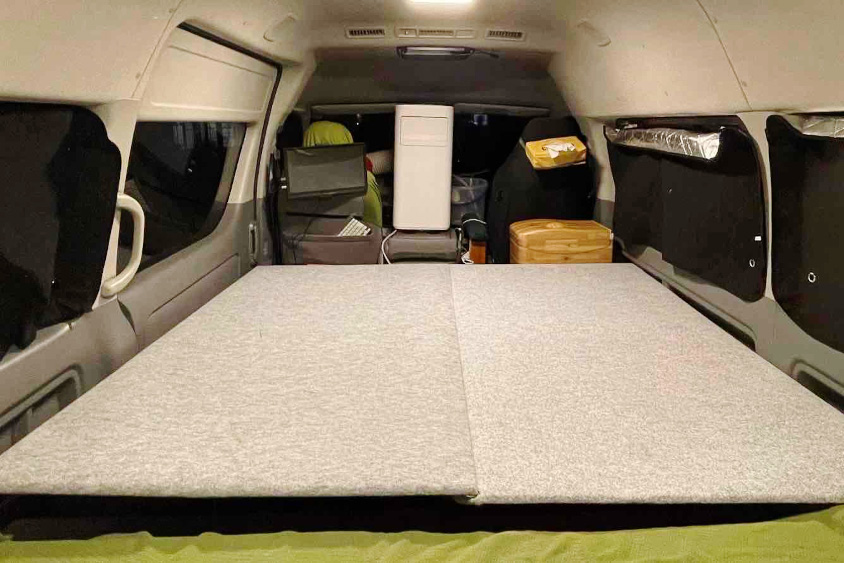 トヨタ・ハイエースのオリジナルのベッドの板
