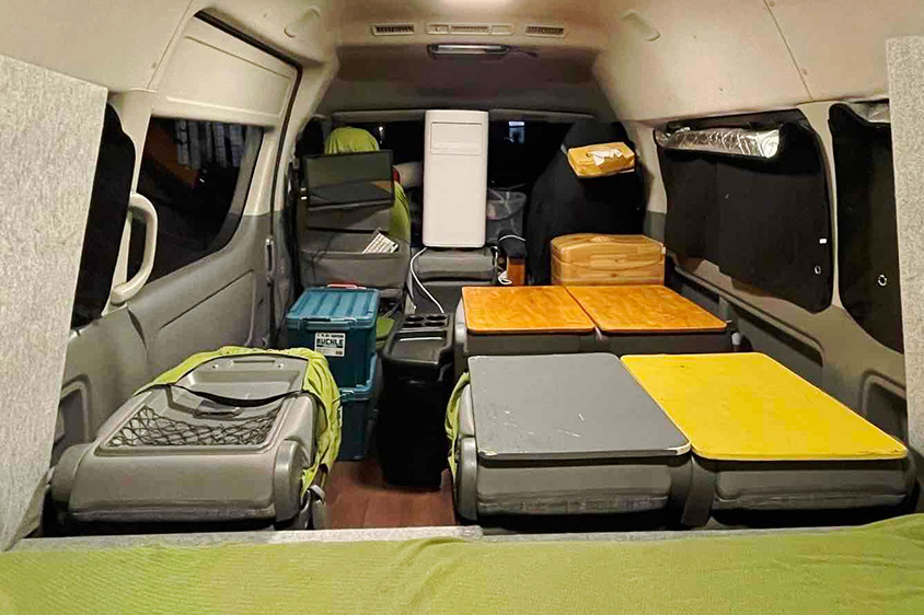トヨタ・ハイエースの車内
