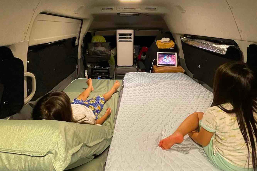 トヨタ・ハイエースでくつろぐ子供達