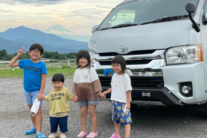 トヨタ・ハイエースとNakamuraさんの子供達