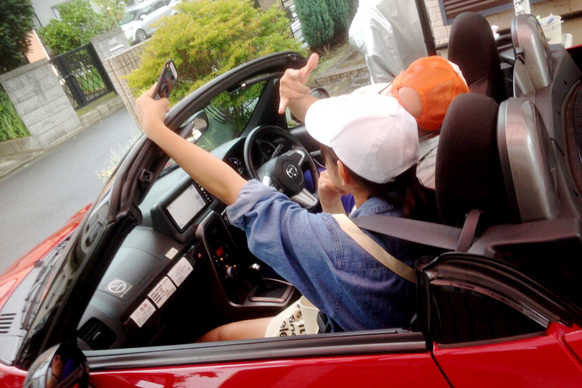 トヨタ・コペンGR SPORTに乗り記念撮影