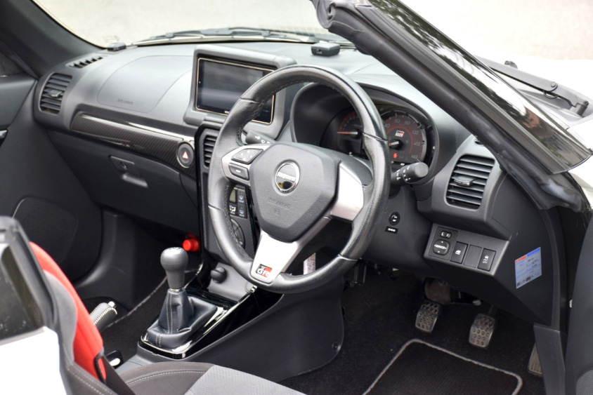 トヨタ・コペンGR SPORTの運転席