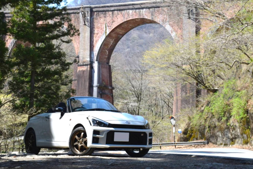 トヨタ・コペンGR SPORTと大きな橋