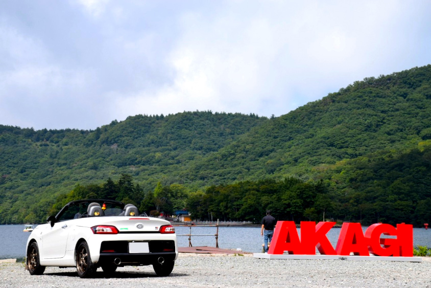 トヨタ・コペンGR SPORTと「AKAGI」のモニュメント