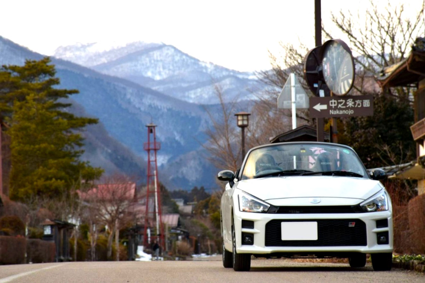 トヨタ・コペンGR SPORTと風景の写真