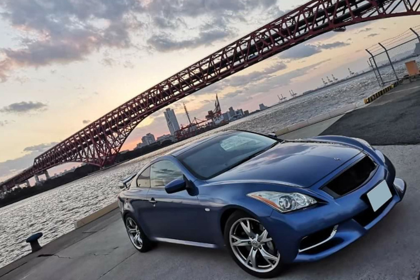 日産・スカイライン(CKV36型)の右フロントビュー