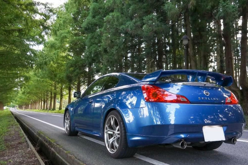 日産・スカイライン（CKV36型）の左リアビュー