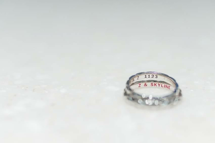 「Z」と「SKYLINE」と刻印されているエリさんの指輪