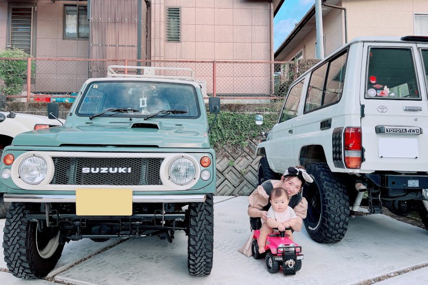 スズキ・ジムニーとお子さんと一緒のyoshimiさん