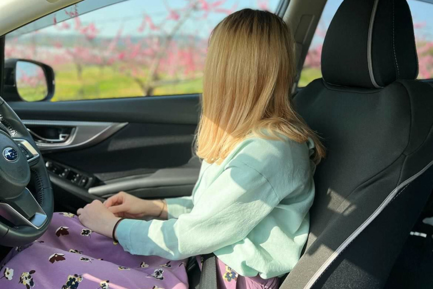 スバル・インプレッサG4の運転席から外を眺めるZukichanさん