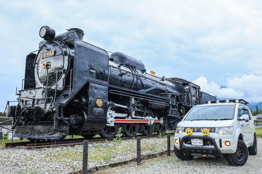 三菱・デリカD:5と機関車
