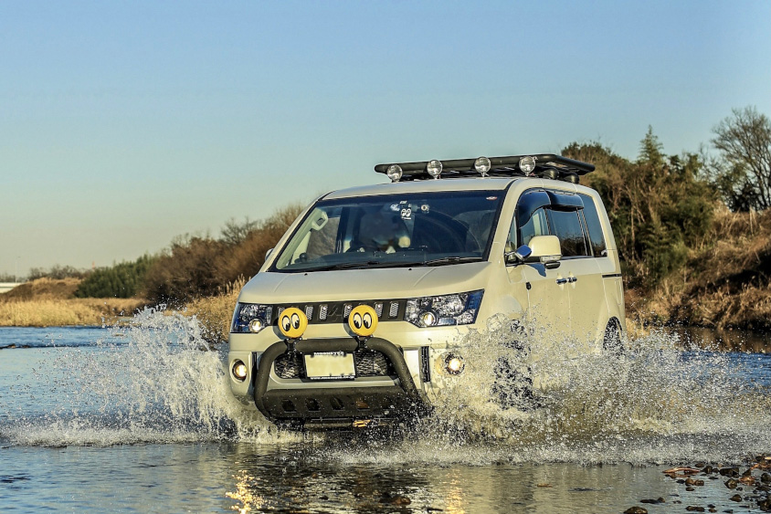 水の中を走る三菱・デリカD:5