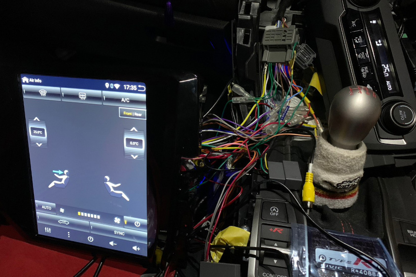 ホンダ・S660 無限RAに縦型DAを取り付けている風景